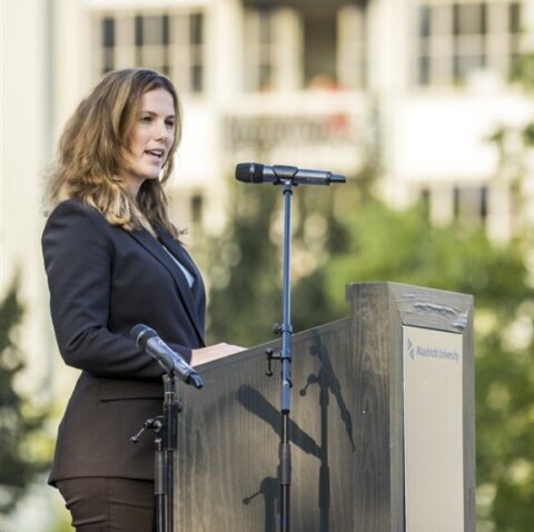 Is Kelly de Vries gescheiden?